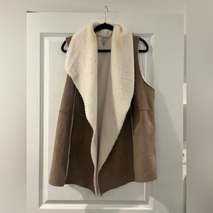 Susina tan and white sherpa vest - 1X - cream